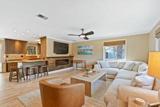 4611 Doris, Private Pool Home, Walk to the Beach, Modern Coastal Style - 7