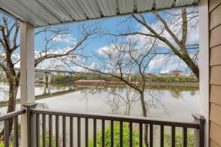 Riverfront Charm - A Scenic Downtown Stay for 6 - 9