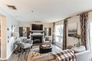 Riverfront Charm - A Scenic Downtown Stay for 6 - 2
