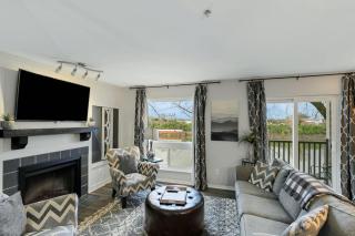 Riverfront Charm - A Scenic Downtown Stay for 6 - 3