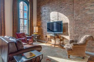 Beautiful Stay for Family 6 w Billiards in DT - 5