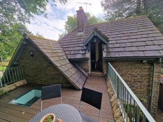 Park Lodge with Hot Tub - Glossop - 9