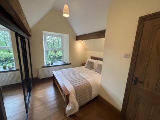 Park Lodge with Hot Tub - Glossop - 3