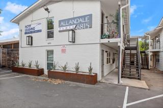 Bright Studio Near Domain, Roku TV - Free Parking - 9