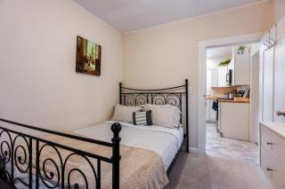 Historic 2BR • Walk to Dining • Porch Yard - 1