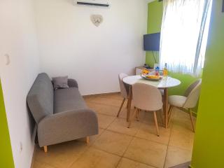 Family Apt with a BBQ & Shared Pool in Vodice 15 min Walk From Beach - Vodice - 3