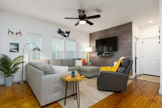 Comfy 3bdr - Right in Town Sleeps 10 - 9