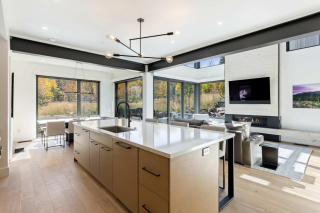 Walk to Ski-Lift - Canyons Village Center Sleeps 13 - 6