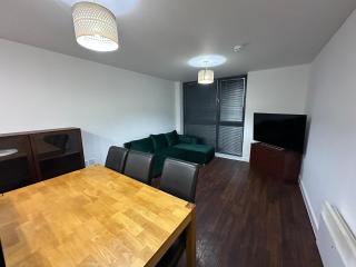 Modern 2 Bed Flat with parking Next to Basildon Station - 7