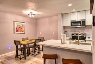 2BR Sleeps 6 Pool BBQ Gym Hot Tub & Bar Hopping - 7