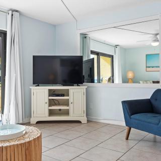 2BR Sleeps 6 Poolfront BBQ Steps to Beach & Pier - Cocoa Beach - 9