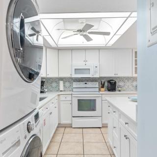 2BR Sleeps 6 Poolfront BBQ Steps to Beach & Pier - Cocoa Beach - 3
