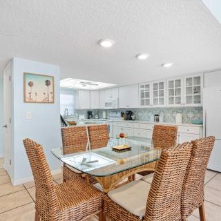 2BR Sleeps 6 Poolfront BBQ Steps to Beach & Pier - Cocoa Beach - 7