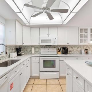 2BR Sleeps 6 Poolfront BBQ Steps to Beach & Pier - 1