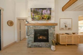 Wilderness Club Nest - Modern Cabin Retreat for 9 with Hot Tub - Eureka - 3