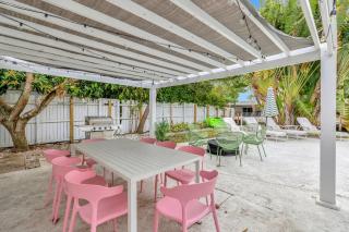 Poolside Paradise - Dock & Pool - 8