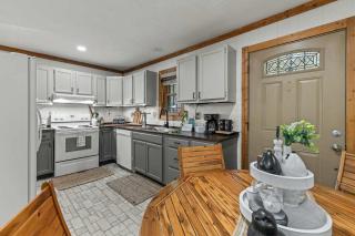 Stylish Cabin with Hot Tub Games & More - Sevierville - 5