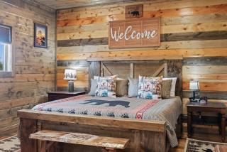 Mountain Retreat with Hot Tub & Games Sleeps 10 - Sevierville - 6
