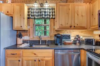 Scenic Escape with Hot Tub in Pigeon Forge - Gatlinburg - 3