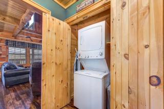 Scenic Escape with Hot Tub in Pigeon Forge - 1
