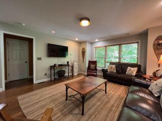 Secluded Cabin for 10 in Chalet Village and Hot Tub - 8