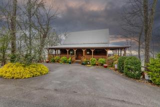 The Real McCoy Stunning Views with Private Hot Tub - Sevierville - 6