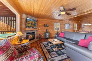 Spacious Cabin for 8 with Hot Tub & Mountain Views - Gatlinburg - 1