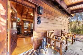 Cozy Retreat for 4 with Hot Tub & Mountain Views - Pigeon Forge - 3