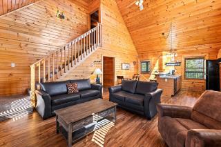 Spacious Cabin Stay for 9 with Hot Tub Close to Town - 1