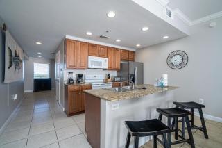 Beachfront Haven 2 BDR Kid-Friendly Resort - 1