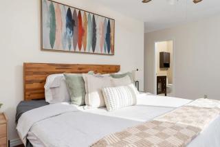 Huge 4 Bedroom House Near Square One - Sleeps 8 - Mississauga - 2