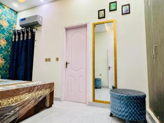 Elegant 2BR Apartment near PC hotel and Mall road - Lahore - 5