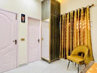 Elegant 2BR Apartment near PC hotel and Mall road - 8