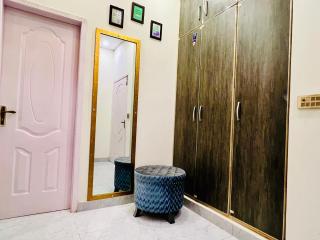 Elegant 2BR Apartment near PC hotel and Mall road - Lahore - 4