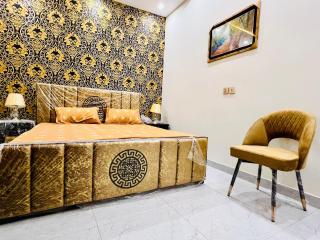 Elegant 2BR Apartment near PC hotel and Mall road - Lahore - 9
