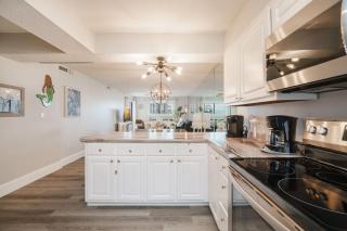 Bethys Beachy Beauty Regency Towers - 1