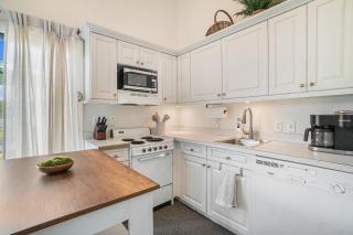 Cozy and Newly Updated Townhouse on Lake Martin - 4