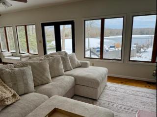 Cozy Romantic Winter Escape with Stunning Lake Views - 8