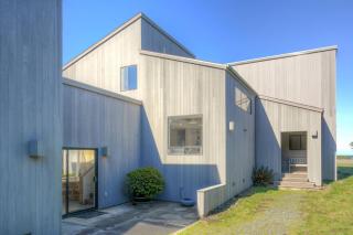 Neel Nirvana - Deck With BBQ & Community Pool - 0