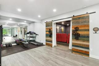 Elegant Mountain Retreat with Sweeping Views - 8