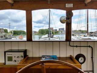 Charmante kapiteinshut op historisch schip De Hoop - Amsterdam - 1