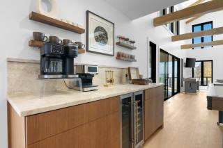 NEW Bay Shore Retreat Mins to Downtown TC 7345 - 1