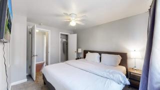 Convenient One bedroom with king bed near DIA - 1