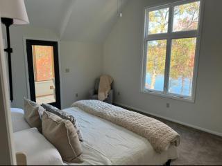 Cozy Romantic Winter Escape with Stunning Lake Views - 4