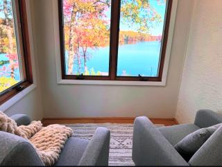 Cozy Romantic Winter Escape with Stunning Lake Views - 6