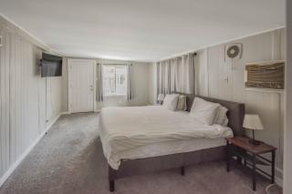 Spacious ranch on large lot near water world - 6