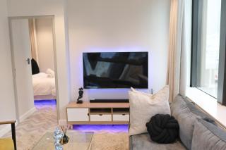 Modern 1 Bedroom at Foreshore Place Mountain Views & Walk to V&A - 5