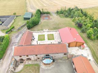 The Estate, Luxury Spacious Family Stay with 3 Hot Tubs, Scenic Views Sleeps 16 near Durham & Bishop Auckland - 9