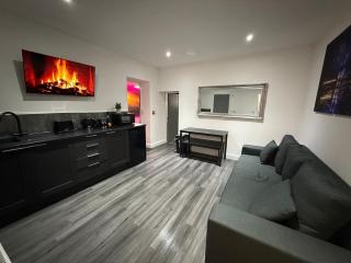 Hornby Hottub and Jacuzzi Suites - 5