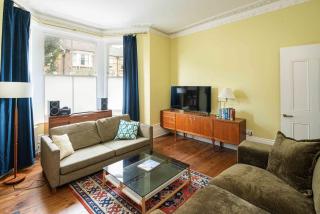 Hackney Haven: 5BD Stylish Family Gem - 1